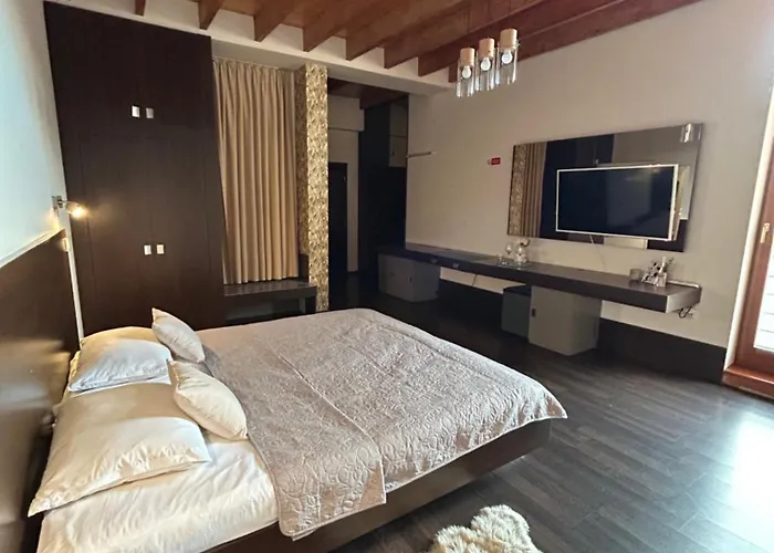 Ar Golden House